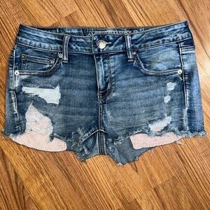 AE Stretch Jean shorts w/ peekaboo pink lace pockets. Midrise/short! DaisyDuke🍑